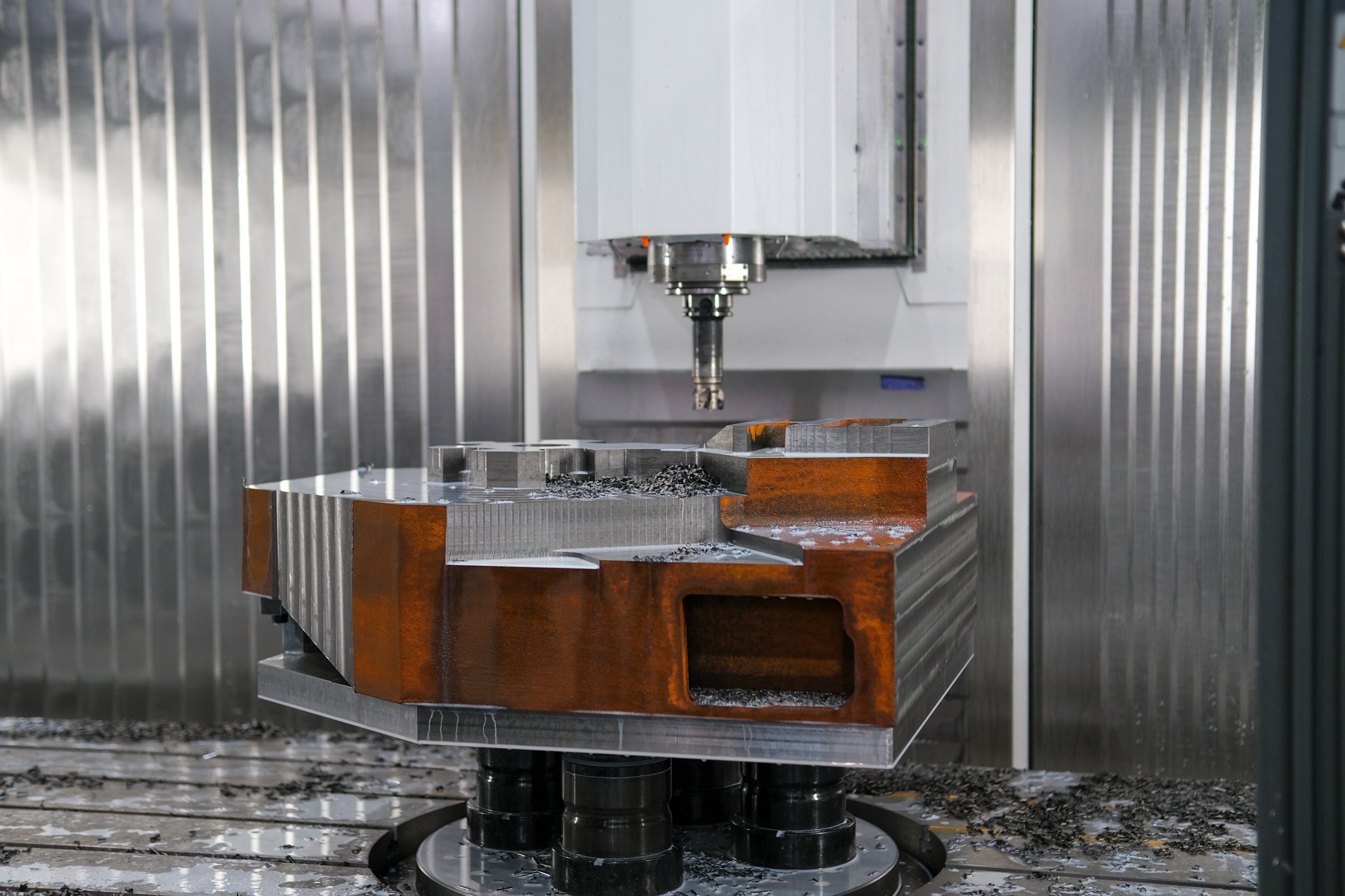 The guests of the CHIRON Group OPEN HOUSE were able to experience numerous machining centers live under chip. Here in the picture, a cross column from the Mechanical Engineering sector is machined on a MILL 2000 five axis.
