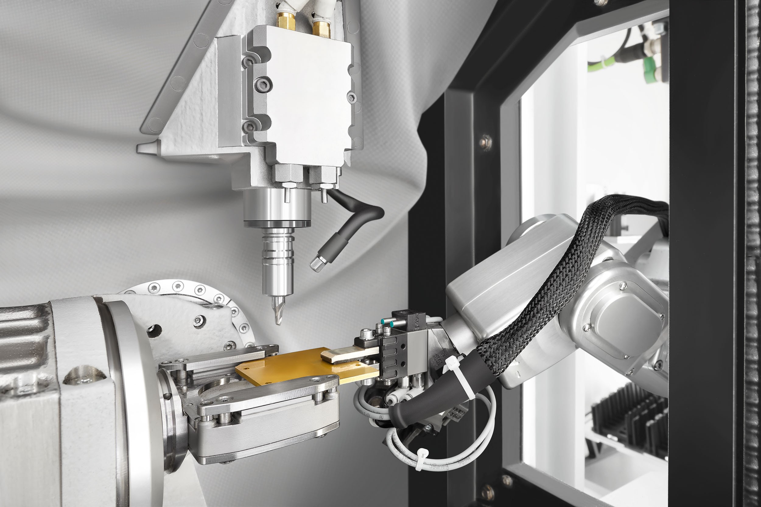 A prime model of efficient and resource-saving production is the Micro5 machining center, which has been continuously improved and expanded since its market launch. For example, with the automatic Feed5 handling system.