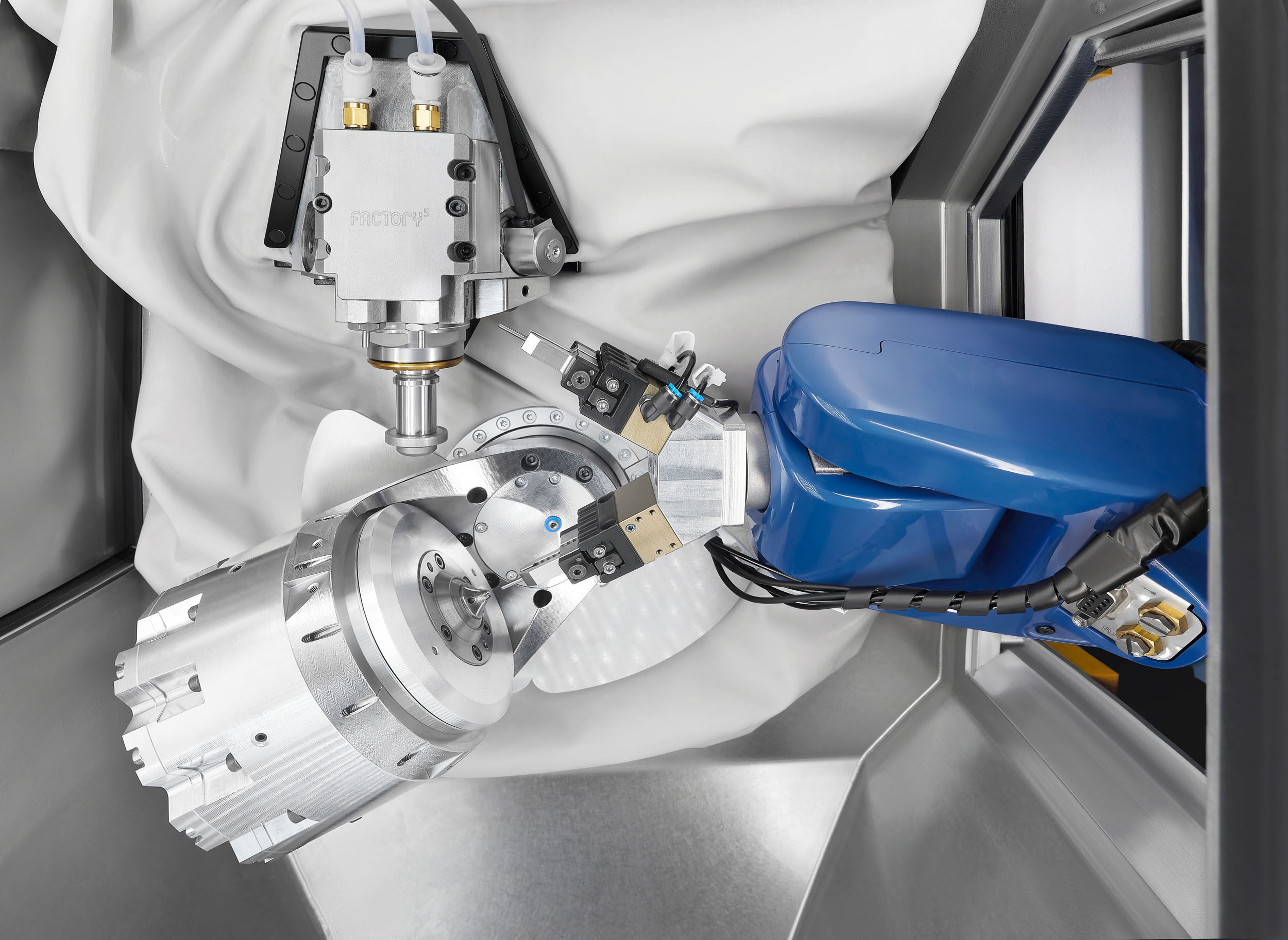 In micromachining, the Micro5 combined with the Feed5 handling system, shows off its strengths and ensures the highest level of autonomy.