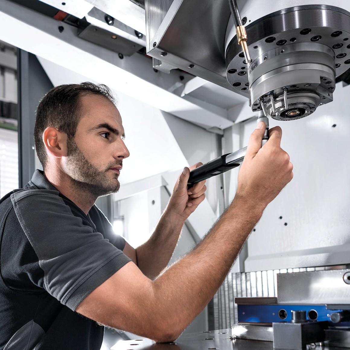 service-maintenance-technician-machine-spindle